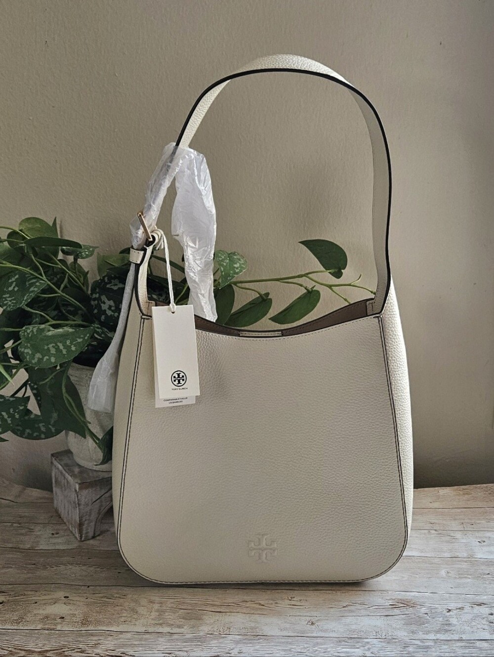 Tory Burch Nwt Thea Large Pebbled Leather Bucket bag Ivory bag features a single